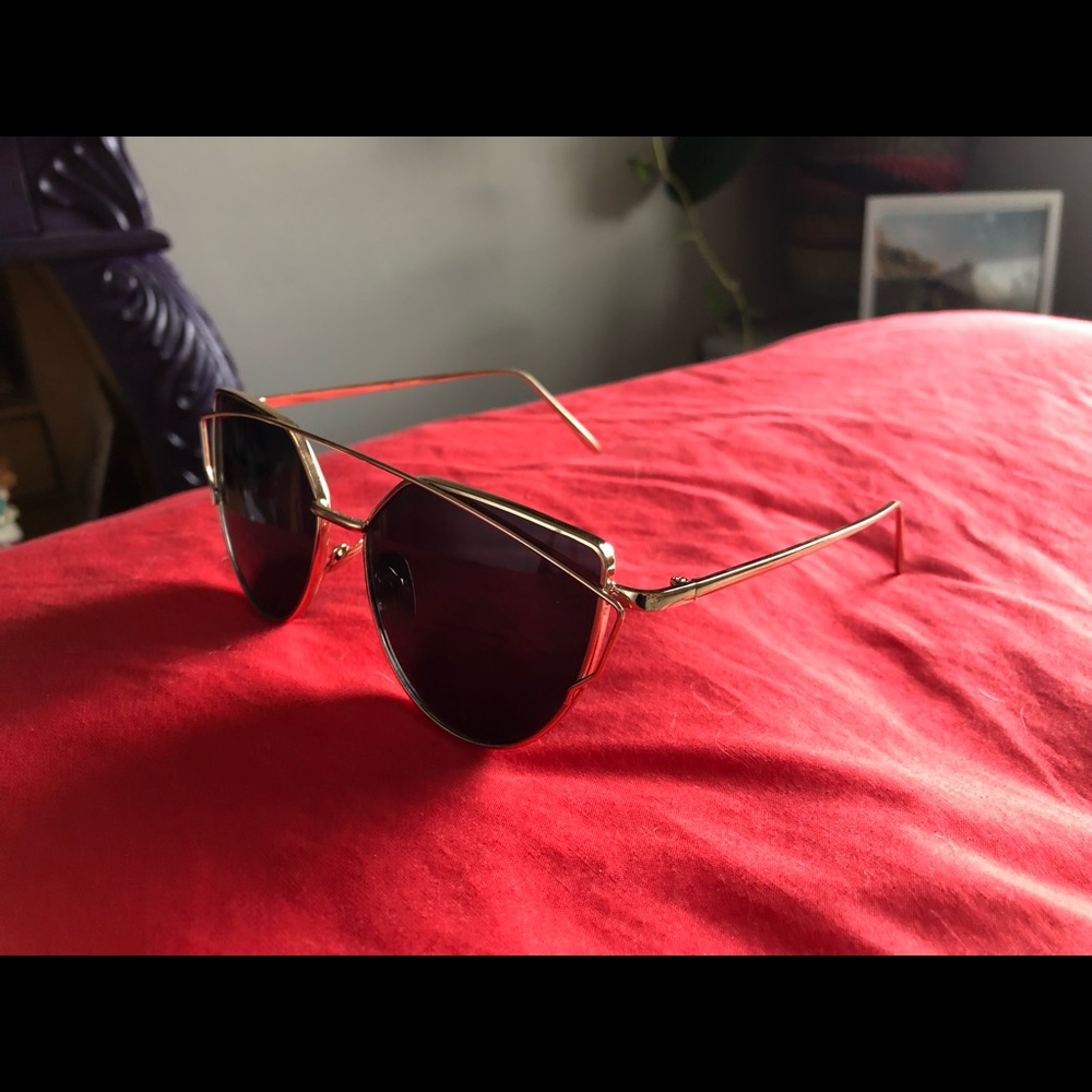 Never worn sunnies. - Picture 2 of 2